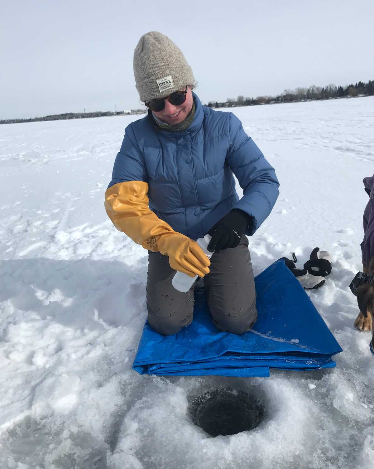 Mary Kruk, de DataStream, apprend comment les bénévoles d’hiver de LakeKeeper recueillent des données sur la qualité de l’eau, en utilisant une sonde pour mesurer la température et l’oxygène dissous, et en collectant des échantillons d’eau en bouteille pour les analyser en laboratoire.