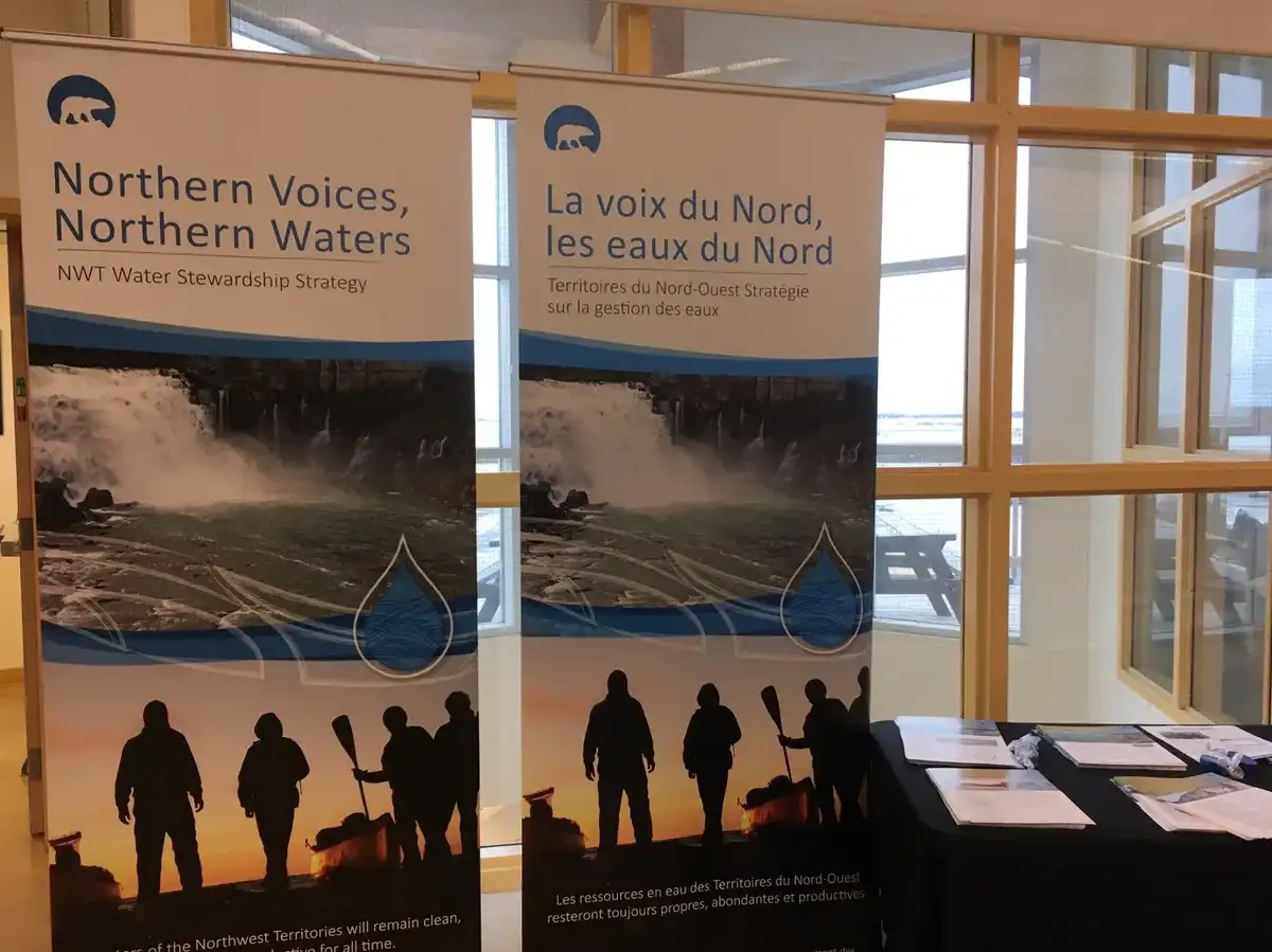 Bannières affichant Northern Voices, North Waters: NWT Water Stewardship Strategy