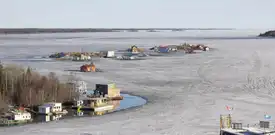 Péniches gelées dans le lac à Yellowknife